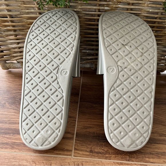 Primark memory foam gray and white slides - Picture 5 of 5